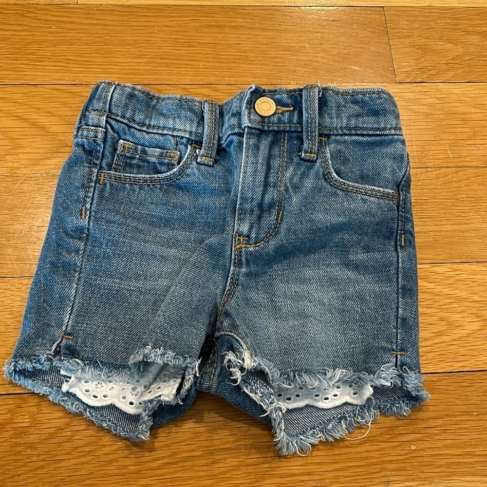 Old navy girl 2 t shorts good condition